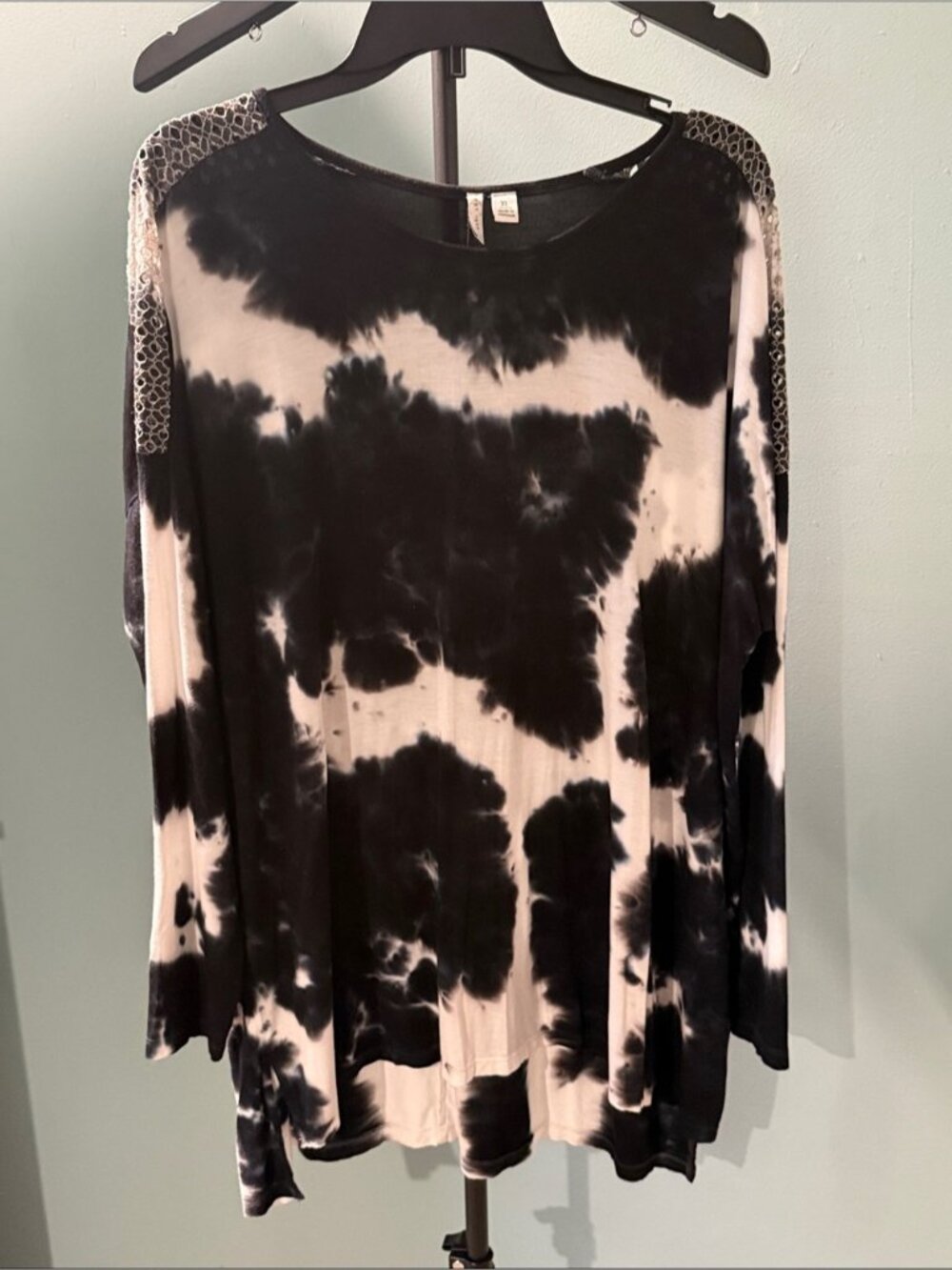 EST. 1946 Women’s Black & White Tie-Dye Long Sleeve Top
